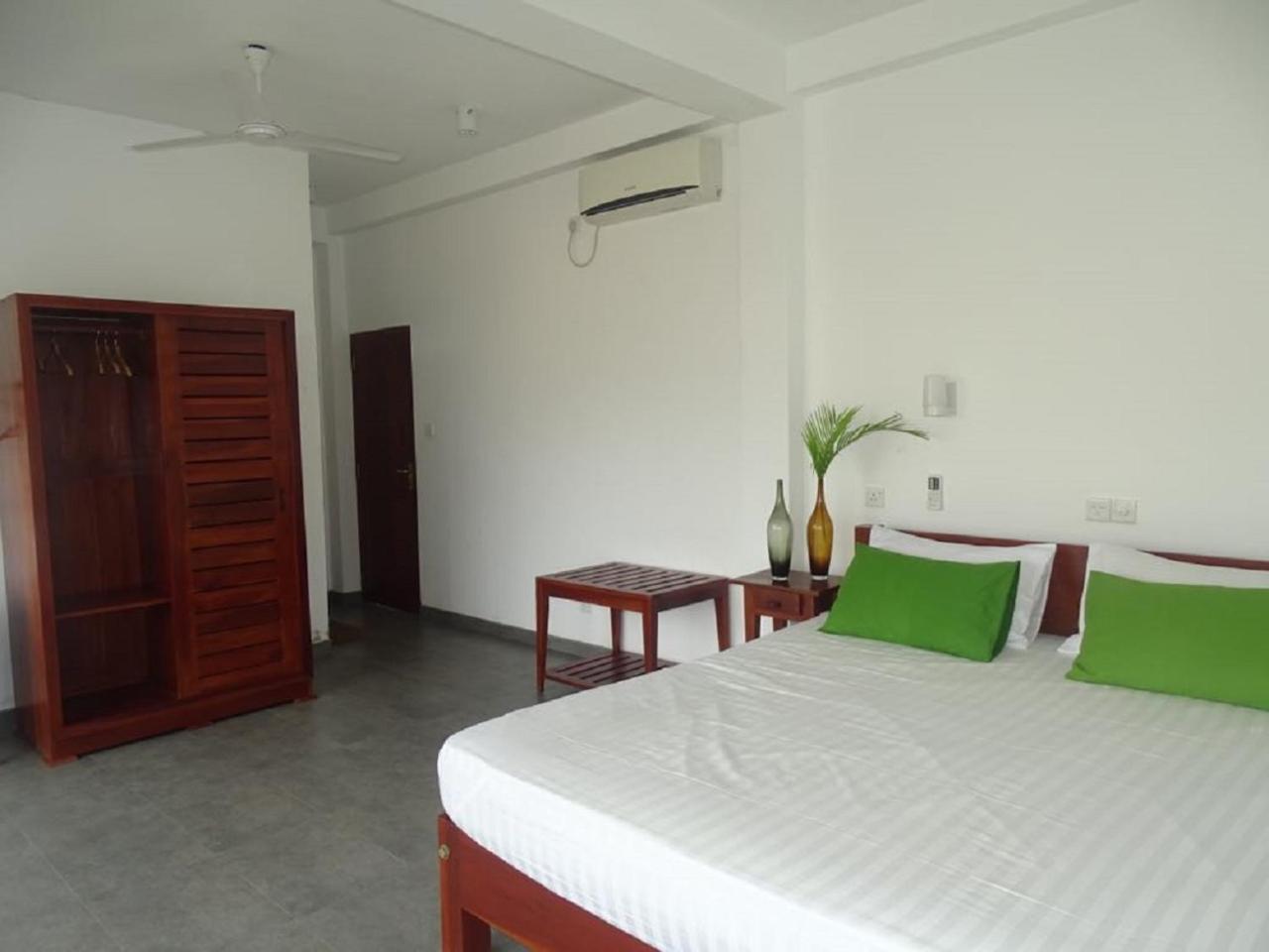 Jasmine Garden Beach Guest House Хикадува Екстериор снимка