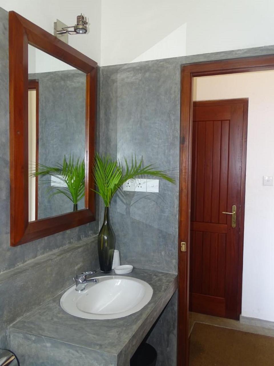 Jasmine Garden Beach Guest House Хикадува Екстериор снимка